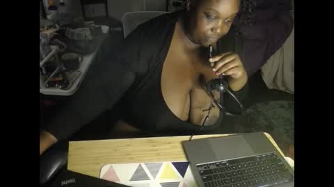 Snapshot of tierrahenri chatting on 10.25.25 Tierra Henri online show from 10.25.25