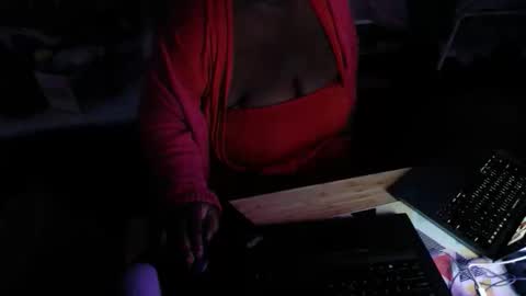 Snapshot of tierrahenri chatting on 11.24.25 Tierra Henri online show from 11.24.25