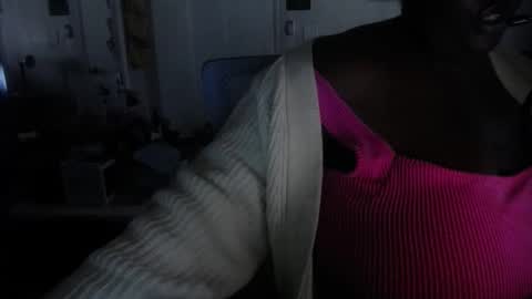 Snapshot of tierrahenri chatting on 12.17.25 Tierra Henri online show from 12.17.25