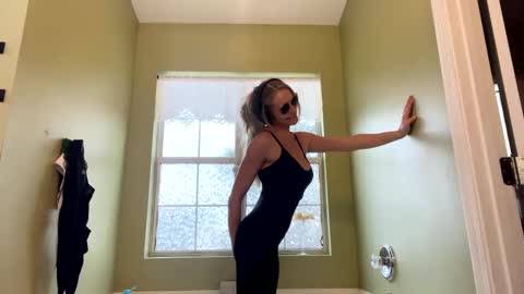 Tiffany Dove online show from 01.30.25