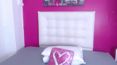 Snapshot of tiny_whore18 chatting on 09.26.25 tiny_whore18 online show from 09.26.25