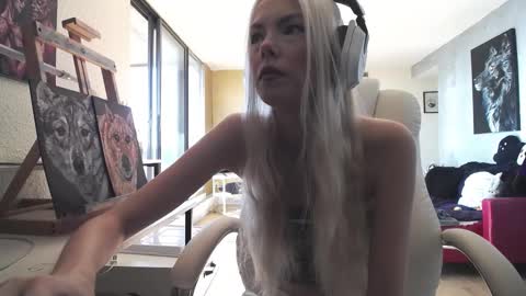 stage Kylie Sinner  brand CLITBAIT online show from 10.06.25