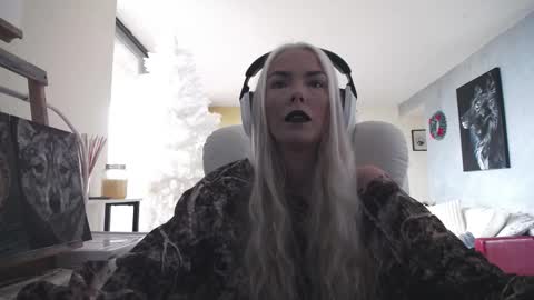 stage Kylie Sinner  brand CLITBAIT online show from 11.28.25