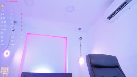 Snapshot of tinymoon_ chatting on 12.14.24 Luna online show from 12.14.24