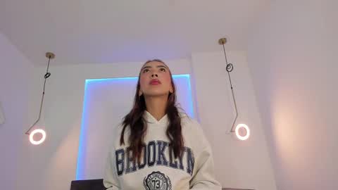 Snapshot of tinymoon_ chatting on 02.11.25 Luna online show from 02.11.25