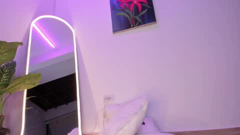 Snapshot of tinymoon_ chatting on 03.01.25 Luna online show from 03.01.25