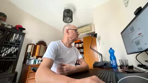 Snapshot of tksnoopy7 chatting on 02.01.26 TKSnoopy online show from 02.01.26