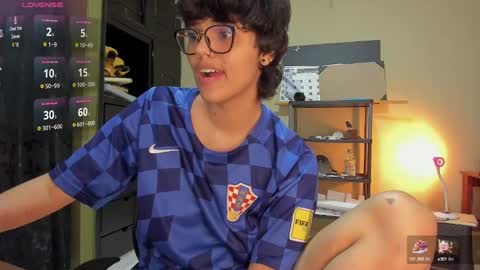 Snapshot of tokyo_uwu chatting on 12.26.24 sofi 3 online show from 12.26.24