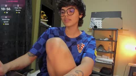 Snapshot of tokyo_uwu chatting on 12.26.24 sofi 3 online show from 12.26.24