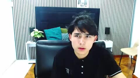 Snapshot of tom_0002 chatting on 10.18.25 tom_0002 online show from 10.18.25