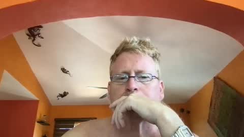 Snapshot of tomascausa chatting on 09.17.25 Hola online show from 09.17.25