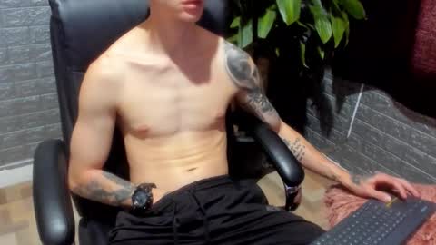 Snapshot of tommy_slater chatting on 01.09.26 Tommy Slater online show from 01.09.26