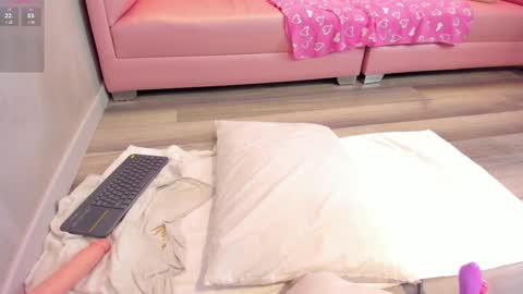 Snapshot of torimonroe_ chatting on 12.15.24 Tori online show from 12.15.24