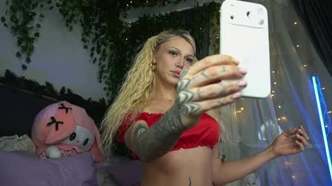 Snapshot of touch_me_if_you_can chatting on 02.14.26 Aliana Vamboo online show from 02.14.26