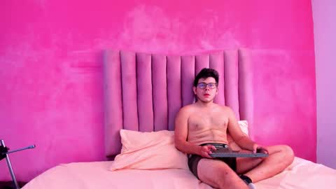 toxiclove01 online show from 12.16.25