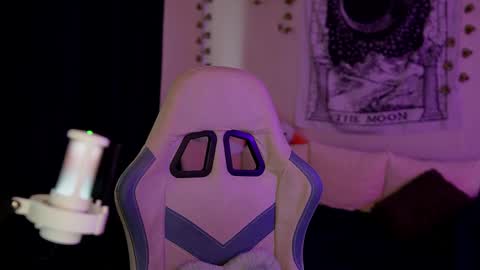 Snapshot of traharaaa chatting on 09.11.25 Ariana and Erik online show from 09.11.25