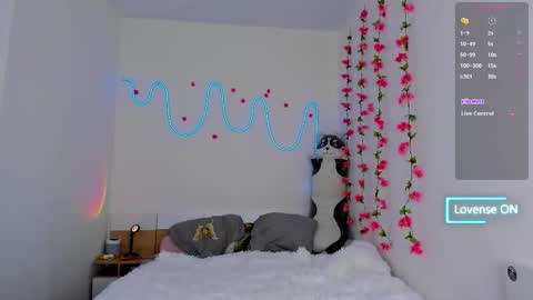 Snapshot of traharaaa chatting on 10.16.25 Ariana and Erik online show from 10.16.25