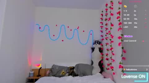 Snapshot of traharaaa chatting on 10.25.25 Ariana and Erik online show from 10.25.25