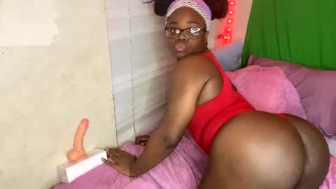 TransDomme Omi online show from 02.08.25