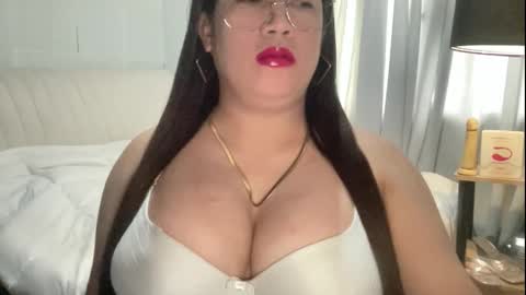 Snapshot of travelergirl chatting on 10.15.25 travelergirl online show from 10.15.25