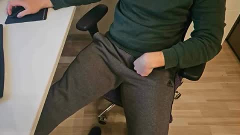 Snapshot of tree1989 chatting on 12.19.24 tree1989 online show from 12.19.24