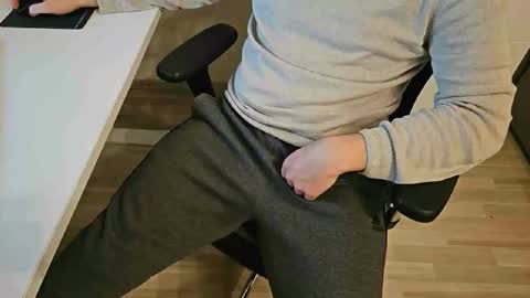 Snapshot of tree1989 chatting on 12.29.24 tree1989 online show from 12.29.24