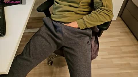 Snapshot of tree1989 chatting on 09.25.25 tree1989 online show from 09.25.25