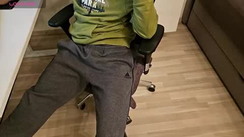 Snapshot of tree1989 chatting on 10.20.25 tree1989 online show from 10.20.25