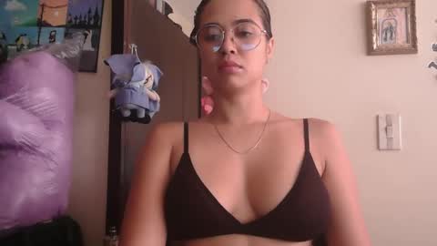 Snapshot of triana_bell chatting on 04.28.26 triana_bell online show from 04.28.26
