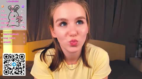 Snapshot of trinahillier chatting on 12.04.25 Bubbles online show from 12.04.25