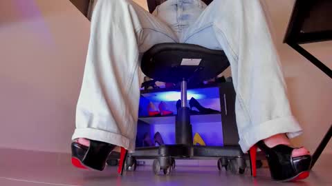 Snapshot of trinitixx chatting on 12.21.25 Triny online show from 12.21.25