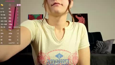 Snapshot of trixibell chatting on 11.22.25 trixibell online show from 11.22.25