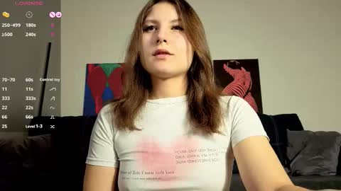 Snapshot of trixibell chatting on 11.29.25 trixibell online show from 11.29.25