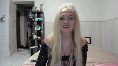 Snapshot of truefoxyyy chatting on 10.05.25 Fox online show from 10.05.25