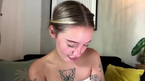 Snapshot of trulamorella chatting on 02.01.26 Mia online show from 02.01.26