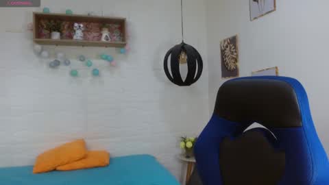 Snapshot of tulunaroja chatting on 11.25.25 tulunaroja online show from 11.25.25