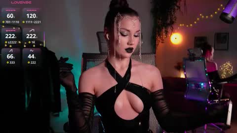 Snapshot of tv_miss chatting on 11.27.25 Miss Veth online show from 11.27.25