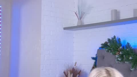 Snapshot of tweety_pie_ chatting on 12.28.24 Hallie online show from 12.28.24