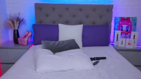 Snapshot of tweety_pie_ chatting on 02.24.25 Hallie online show from 02.24.25