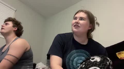 Snapshot of twinfl4m3ss chatting on 12.18.25 twinfl4m3ss online show from 12.18.25