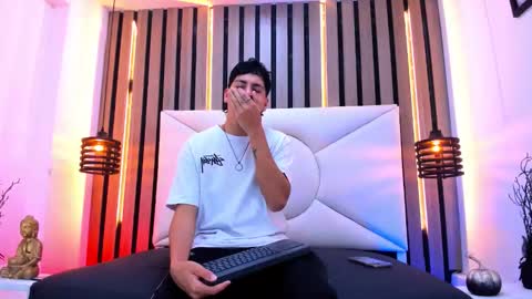 Snapshot of twink_bunny chatting on 10.25.25 samu online show from 10.25.25