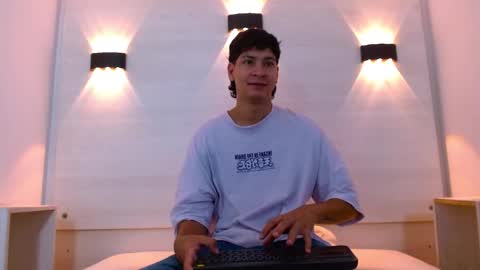 Snapshot of twink_bunny chatting on 11.27.25 samu online show from 11.27.25