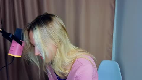 Snapshot of twinkleshinee chatting on 05.14.26 Mary online show from 05.14.26