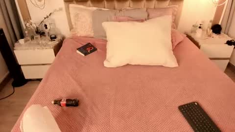 Twiggy online show from 03.11.25