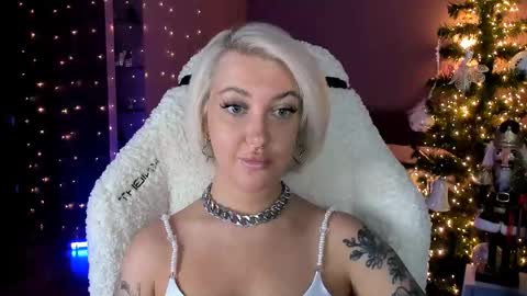 Snapshot of tykioty_miley chatting on 12.21.24 Miley online show from 12.21.24