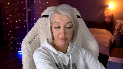 Snapshot of tykioty_miley chatting on 01.29.25 Miley online show from 01.29.25