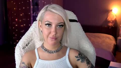 Snapshot of tykioty_miley chatting on 02.15.25 Miley online show from 02.15.25