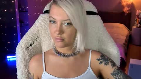 Snapshot of tykioty_miley chatting on 10.22.25 Miley online show from 10.22.25