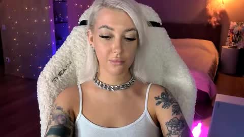 Snapshot of tykioty_miley chatting on 11.08.25 Miley online show from 11.08.25