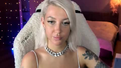 Snapshot of tykioty_miley chatting on 11.21.25 Miley online show from 11.21.25